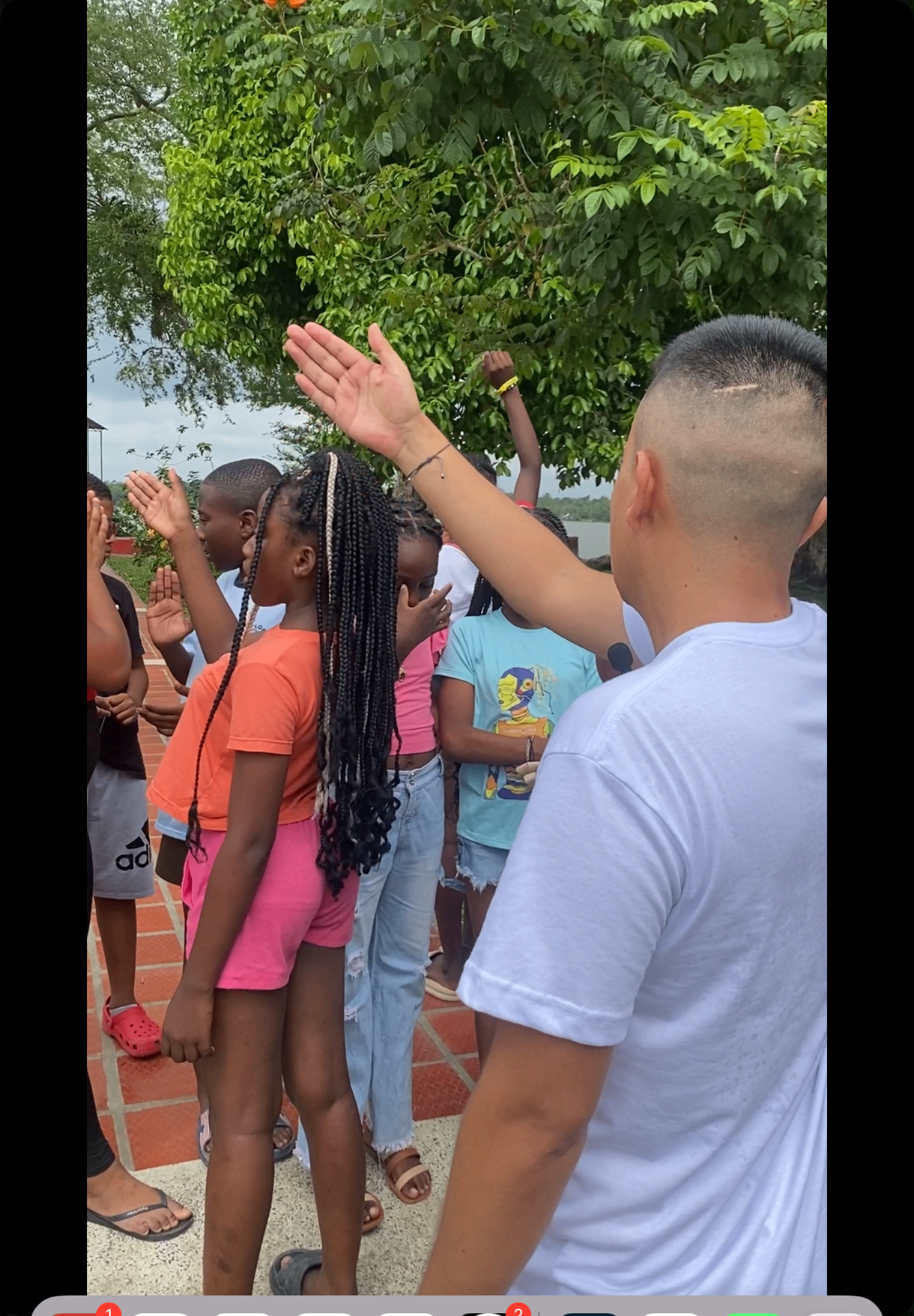 Participantes EKO - Niños y jóvenes levantando las manos en actividad STEM
